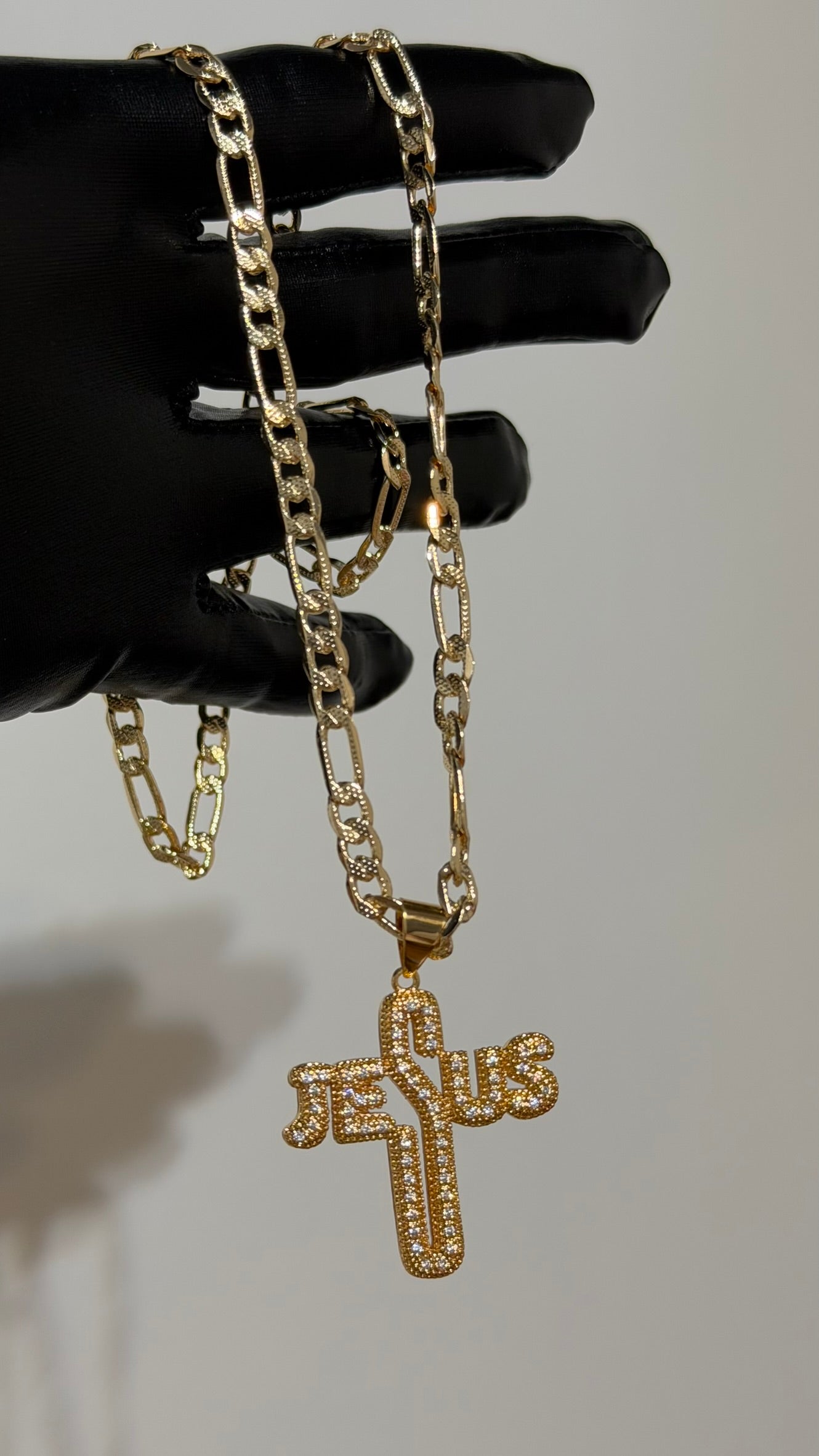Cadena figaro con dije cruz jesus gold filled 18k
